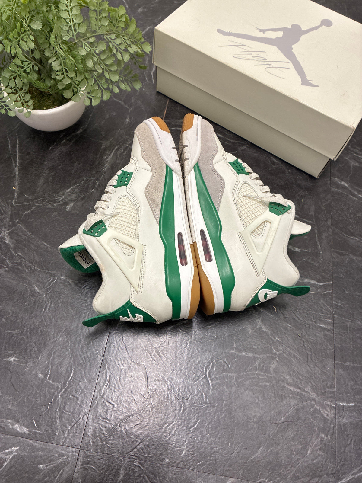 Jordan 4 SB Pine Green SZ: 9M - Pre-Owned