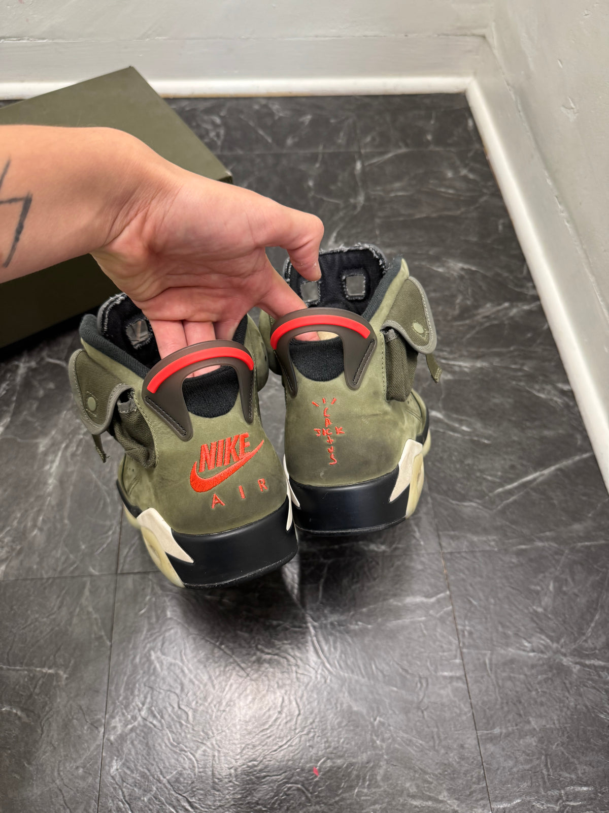 Jordan 6 Travis Scott Olive SZ: 10.5M – Pre-Owned