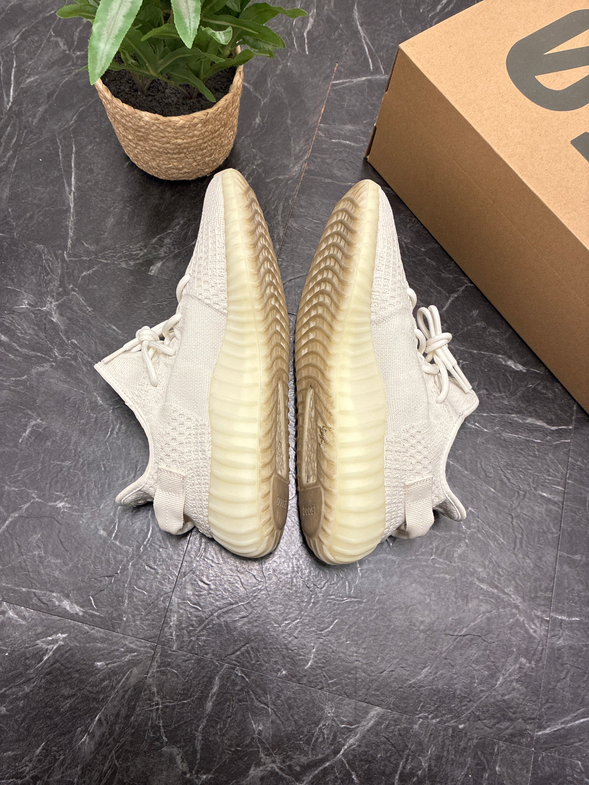 Yeezy Boost 350 V2 Bone SZ: 11M - Pre-Owned