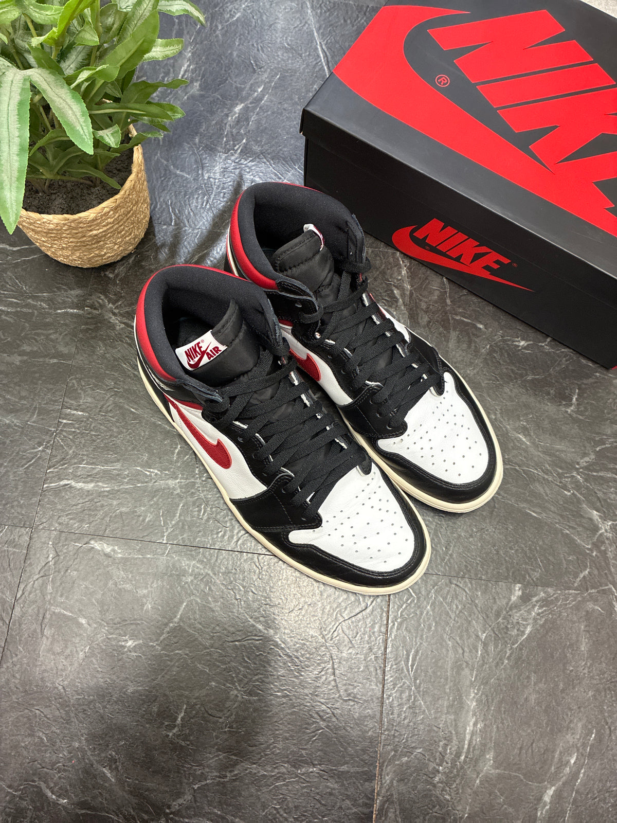 Jordan 1 High Black Gym Red SZ: 12M - Pre-Owned