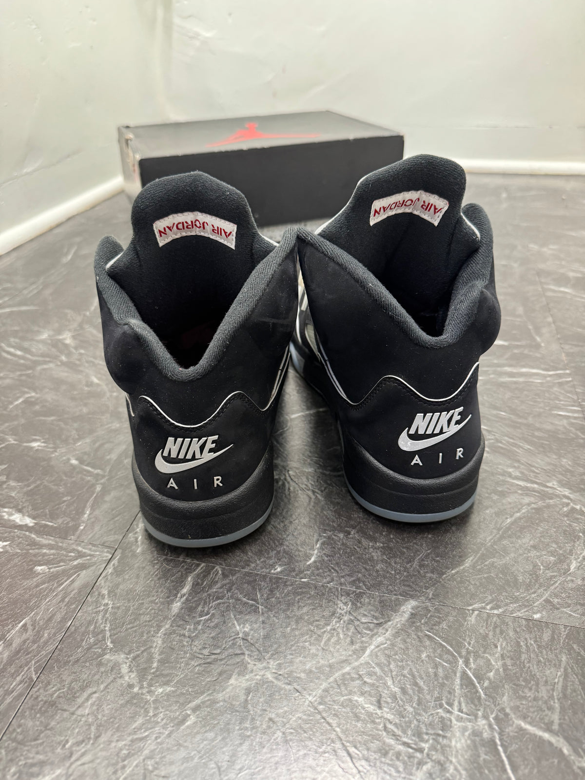 Jordan 5 Black Metallic Reimagined SZ: 12M - Pre-Owned