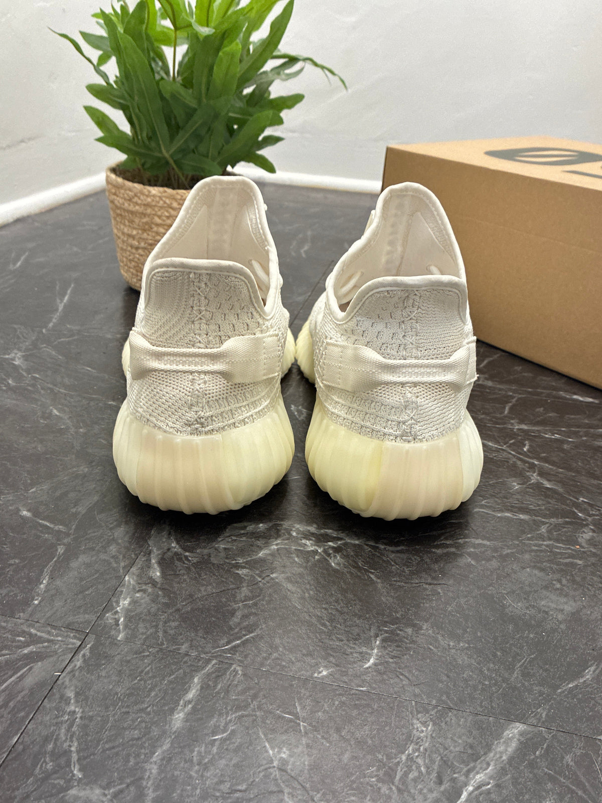 Yeezy Boost 350 V2 Bone SZ: 11M - Pre-Owned