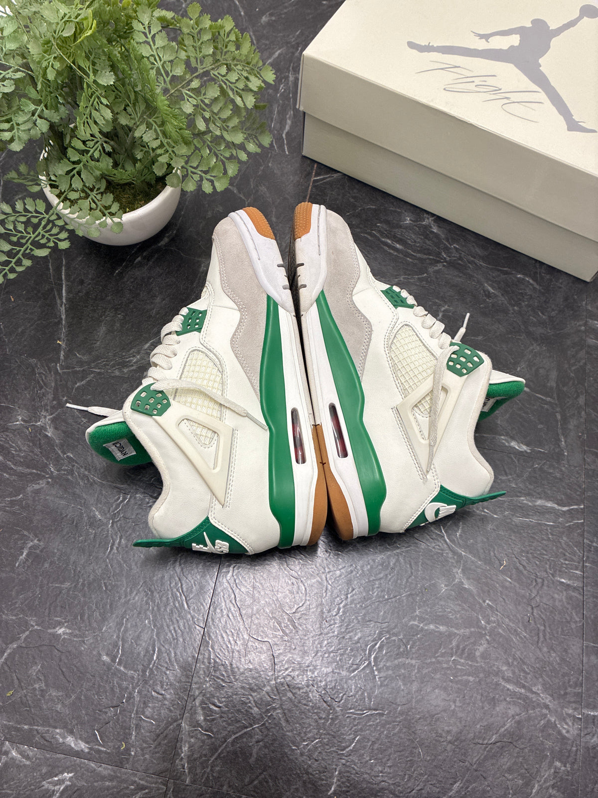 Jordan 4 SB Pine Green SZ: 9.5M - Pre-Owned