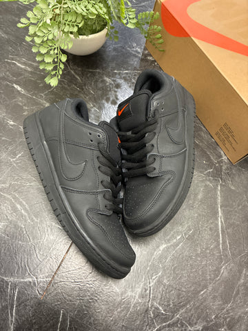 Nike SB Dunk Low Triple Black SZ: 9.5M - Pre-Owned