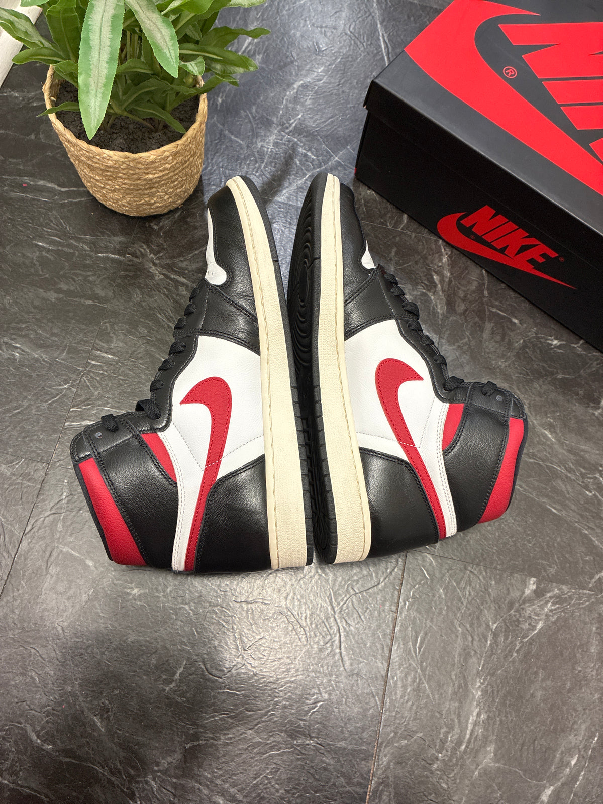 Jordan 1 High Black Gym Red SZ: 12M - Pre-Owned