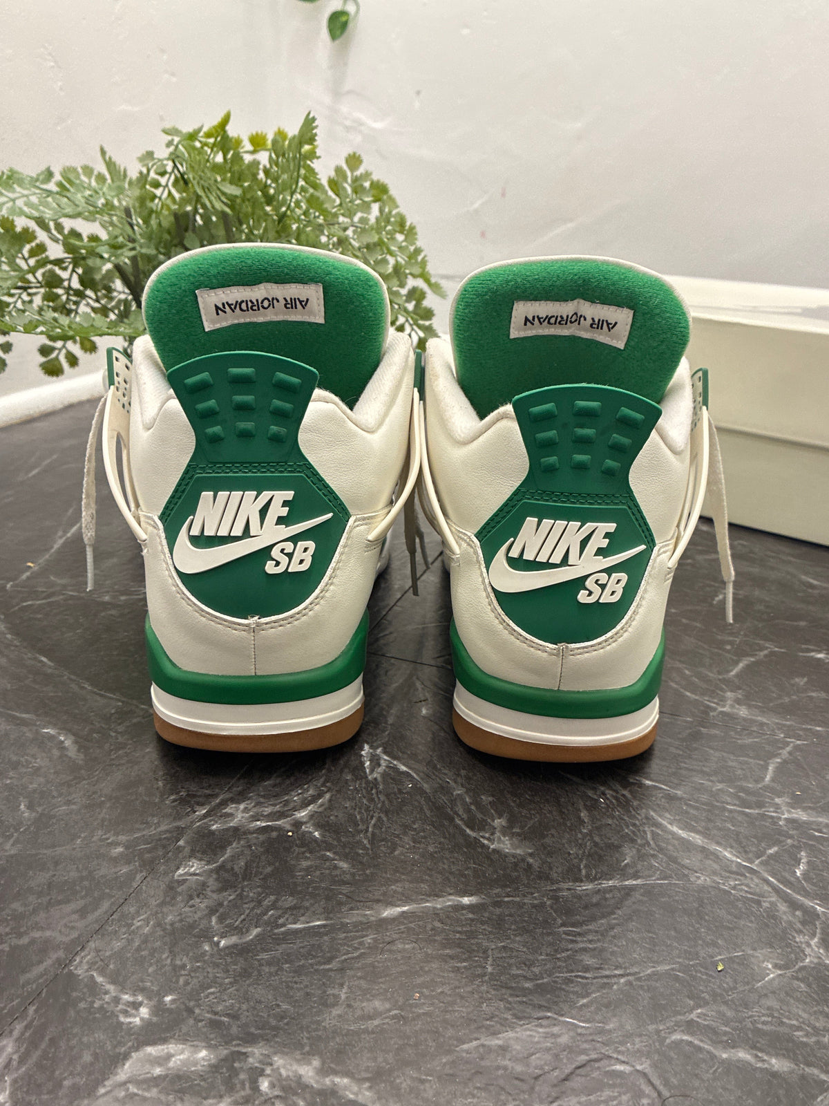 Jordan 4 SB Pine Green SZ: 9.5M - Pre-Owned