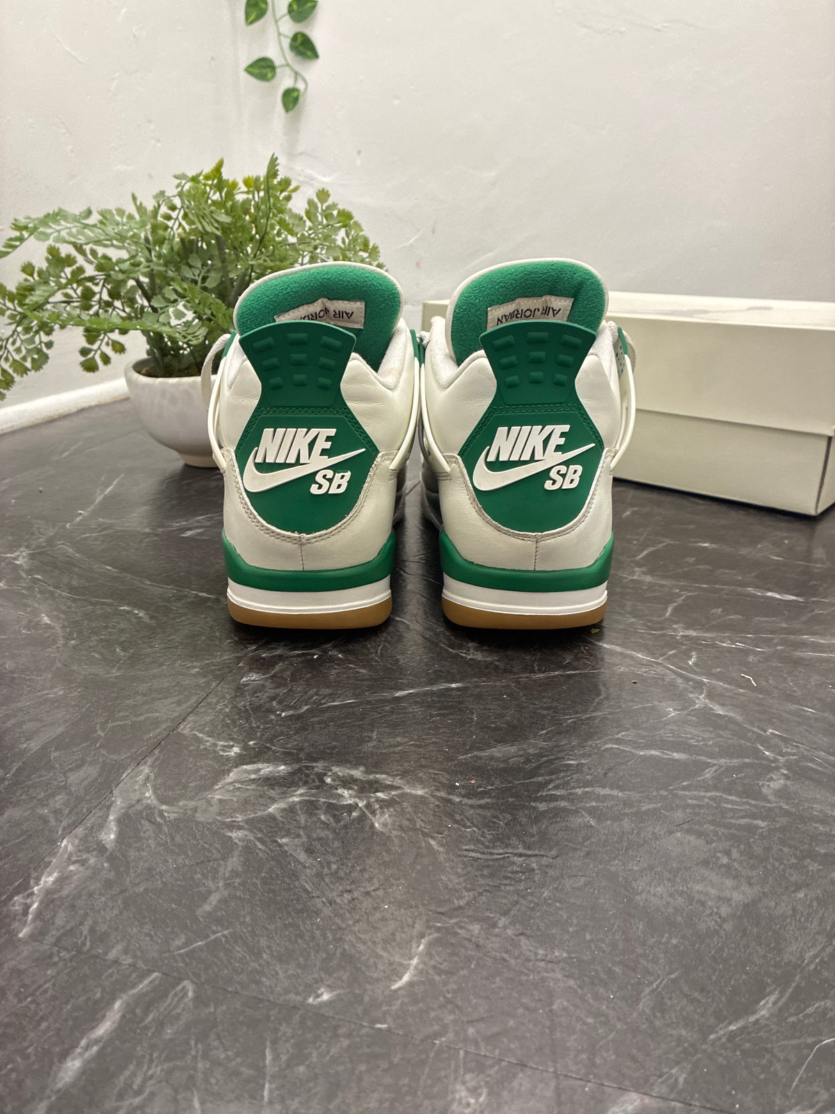 Jordan 4 SB Pine Green SZ: 9M - Pre-Owned