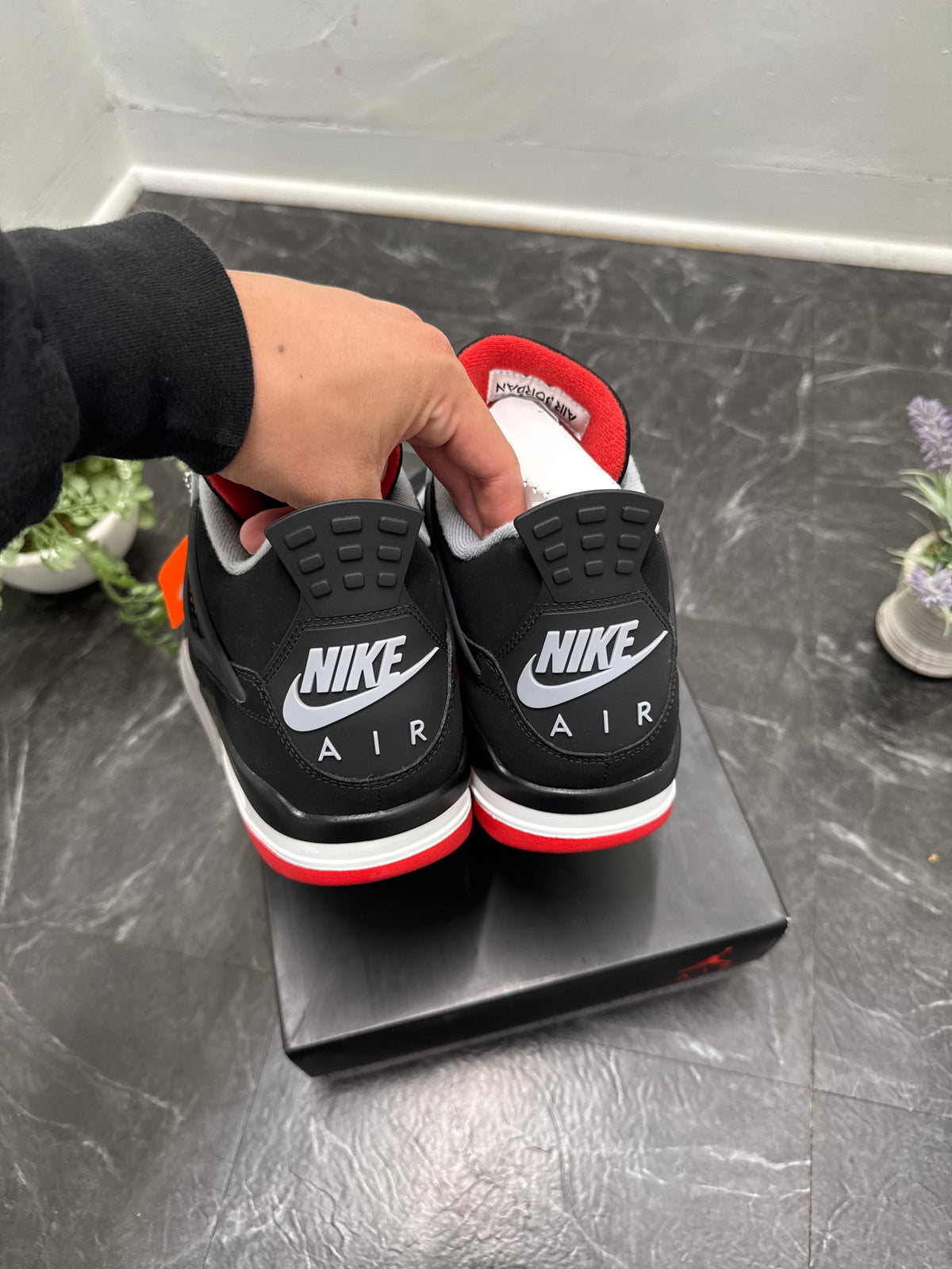 Jordan 4 Bred 2019 SZ: 10.5M - Pre-Owned