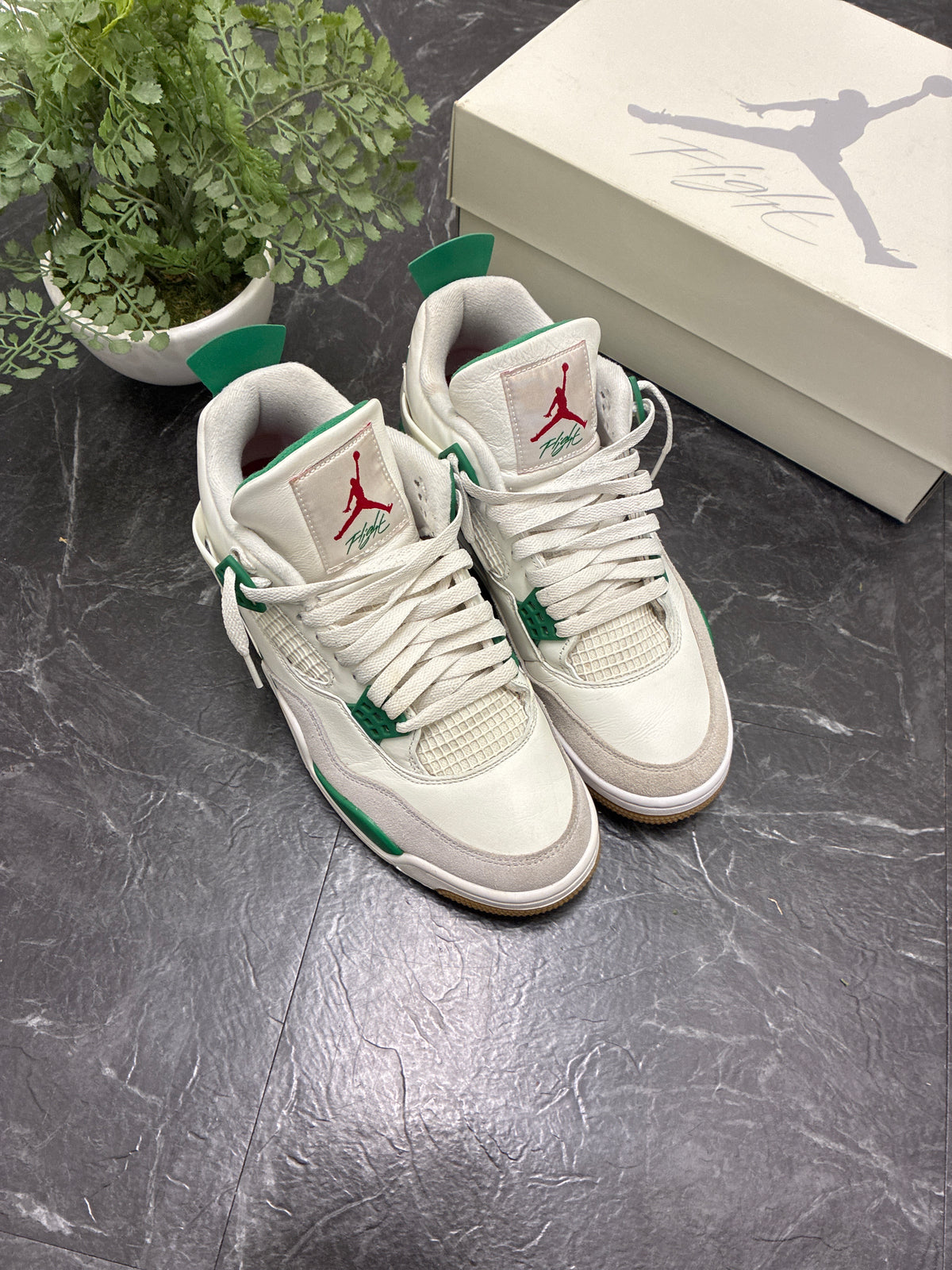 Jordan 4 SB Pine Green SZ: 9M - Pre-Owned