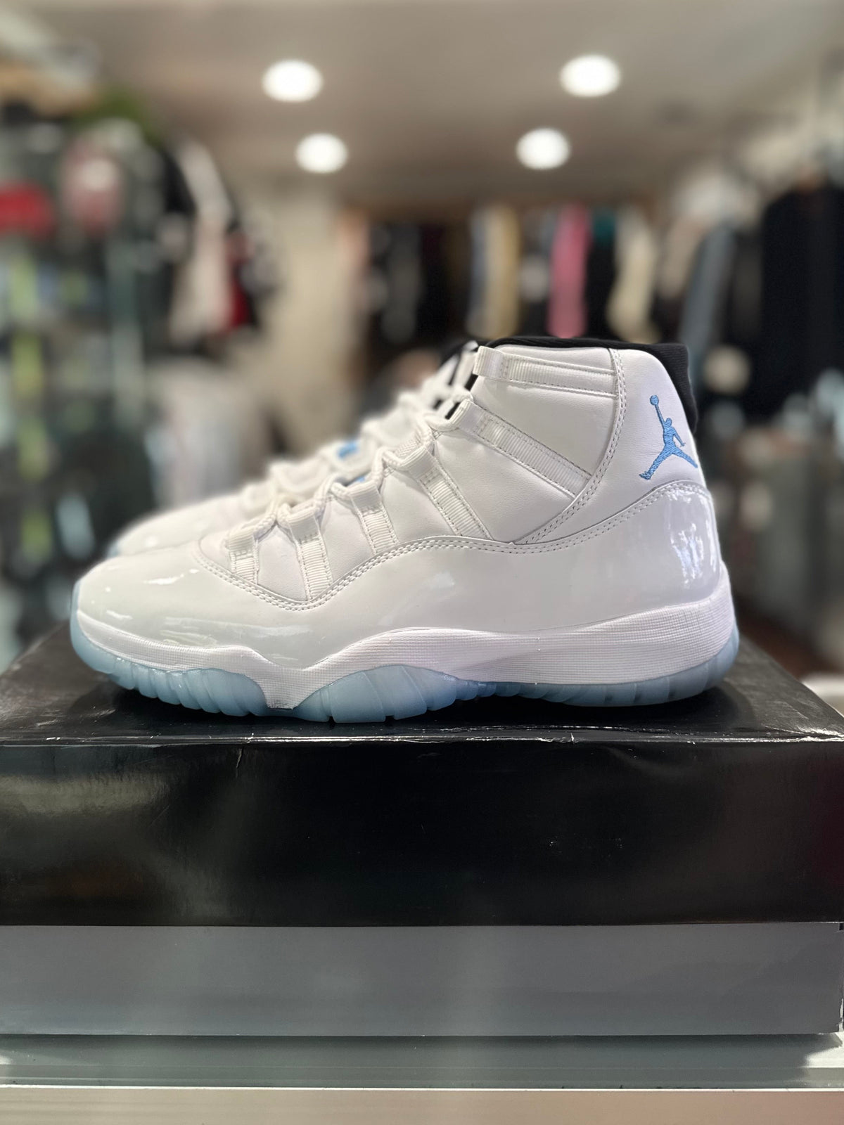 Jordan 11 Legend Blue 2024 SZ: 10M - Pre-Owned
