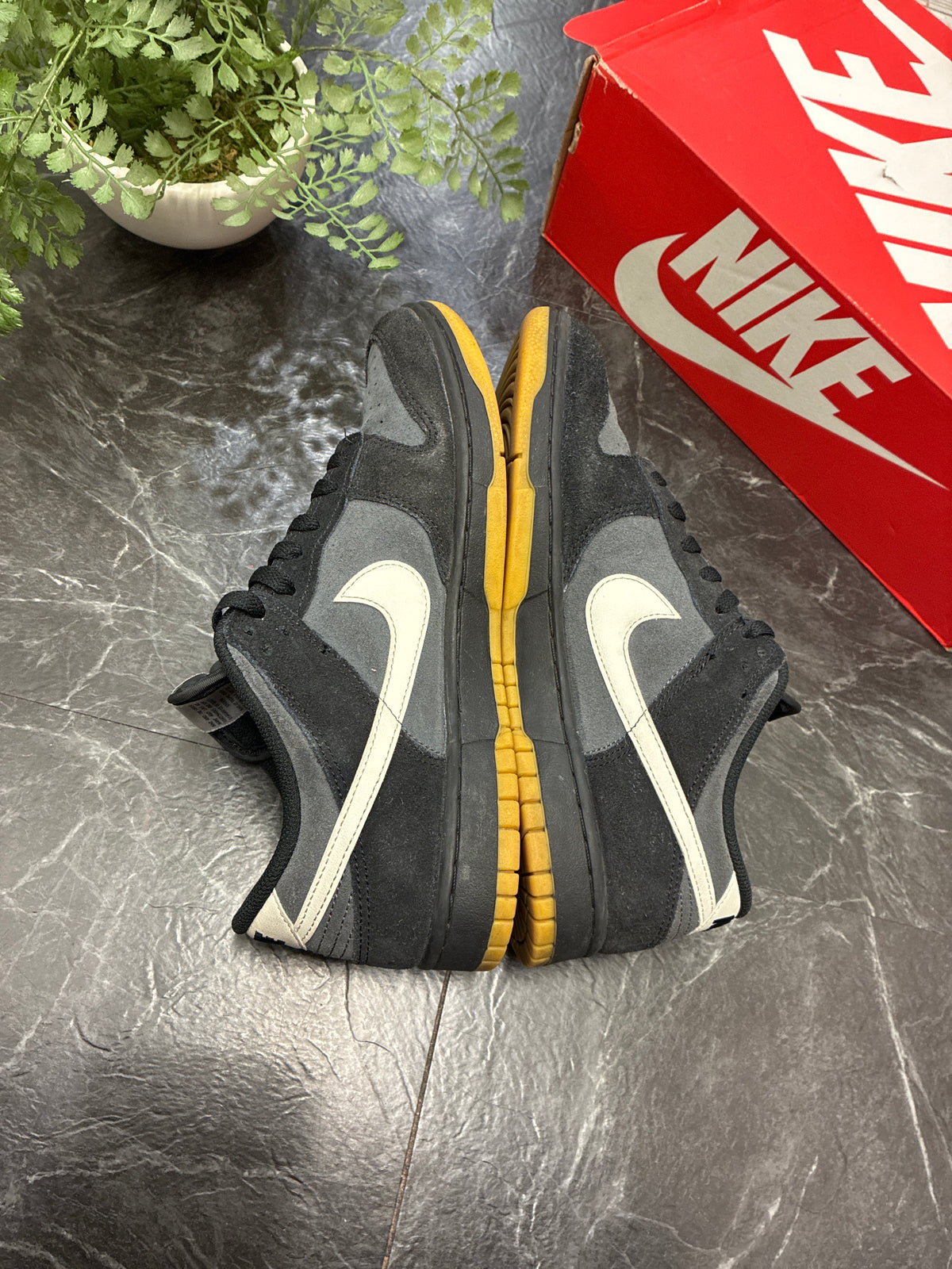 Nike Dunk Low Black Grey Gum SZ: 9.5M - Pre-Owned