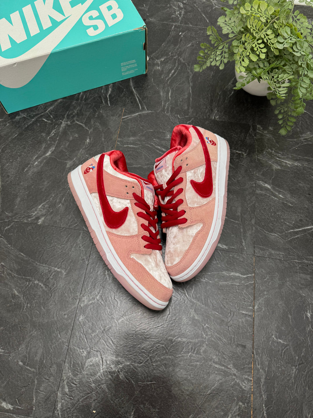 Nike SB Dunk Low Strange Love SZ: 10.5M - New