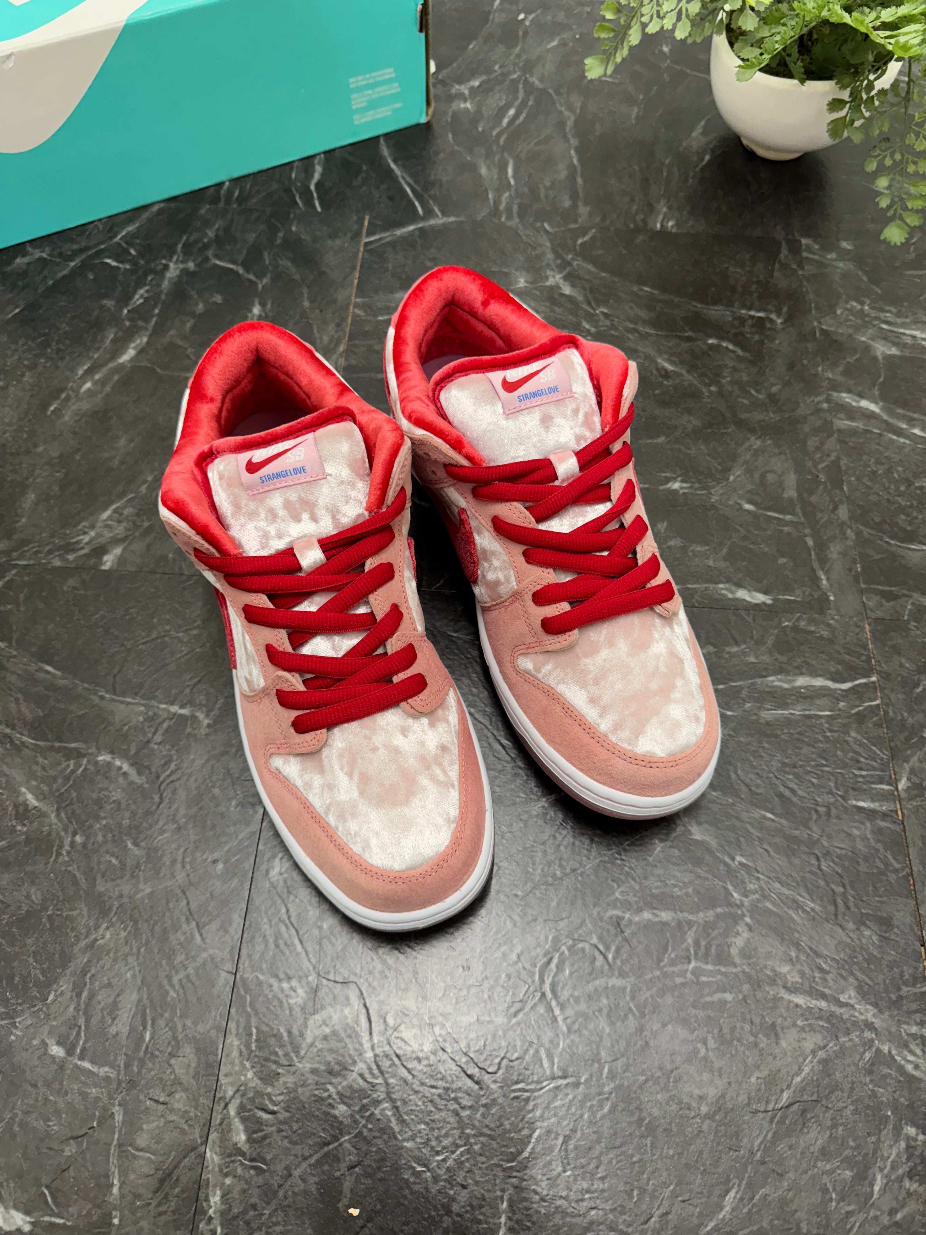 Nike SB Dunk Low Strange Love SZ: 10.5M - New